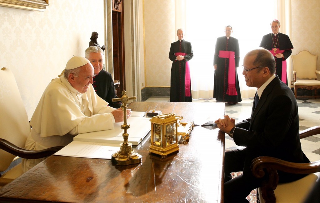 Pope Francis and President Benigno Aquino III. MALACANANG PHOTO BUREAU