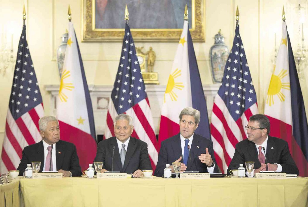 TALKSONUS ACCESS TO PH BASES US State Secretary John Kerry, second from right, joined by, from left, Philippine Defense Secretary Voltaire Gazmin, Foreign Secretary Albert del Rosario and US Defense Secretary Ash Carter, speaks during ameeting between the US and the Philippine delegations in the Benjamin Franklin Room of the State Department inWashington on Tuesday. AP
