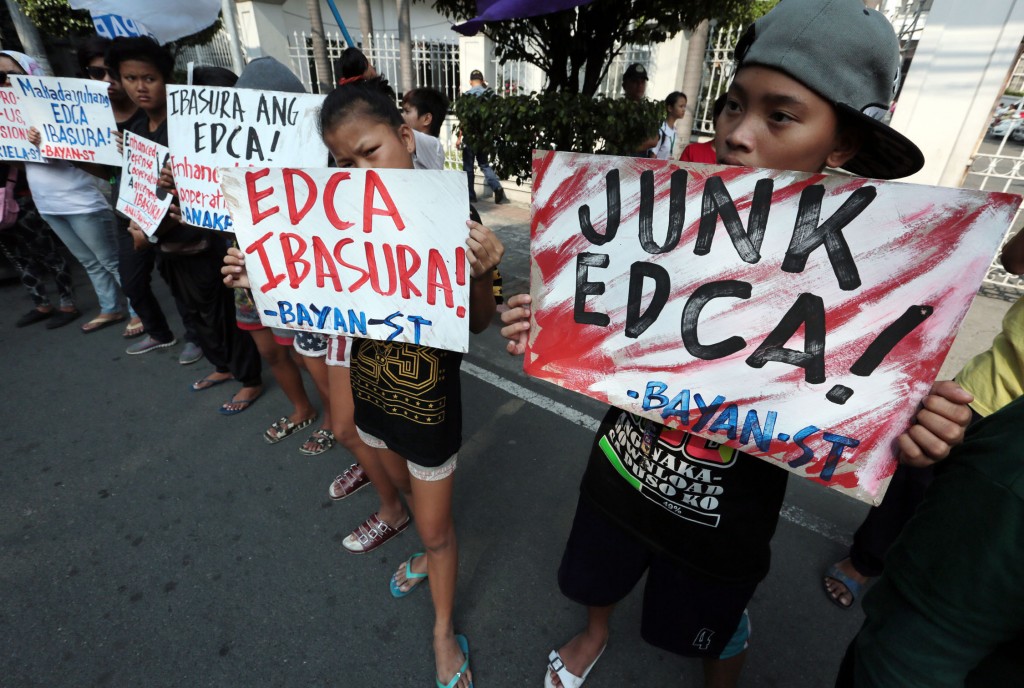 JUNK EDCA / JANUARY 14, 2016 Militant activist protests the Enhanced Defense Cooperation Agreement (EDCA) infront of the Supreme Court in Manila on Thursday, January 14, 2016, after the Supreme Court declated valid a bilateral defense agreement between Washington and Manila.  INQUIRER PHOTO / GRIG C. MONTEGRANDE