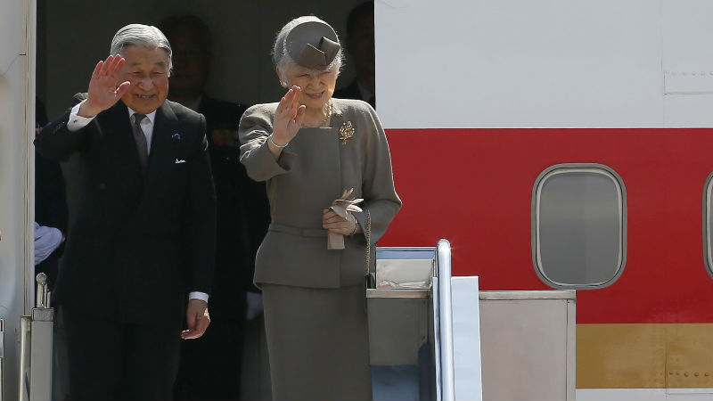 Japan's Emperor Akihito and Empress Michiko wave to bid farewell to the crowd prior to boarding their plane at the Ninoy Aquino International Airport in Pasay to conclude their five-day state visit to the Philippines Saturday, Jan. 30, 2016. The royal couple paid respects at memorials for both the Philippine and the Japanese war dead. (AP Photo/Bullit Marquez)