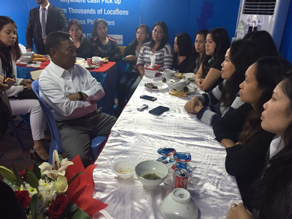 Vice President Jejomar C. Binay shares a meal with 39 Overseas Filipino Workers (OFWs) sheltered at the Labor Center at the Philippine Embassy in Abu Dhabi. The Vice President discussed the status of their cases and vowed to provide assistance to facilitate their return to the country. Photo from OVP
