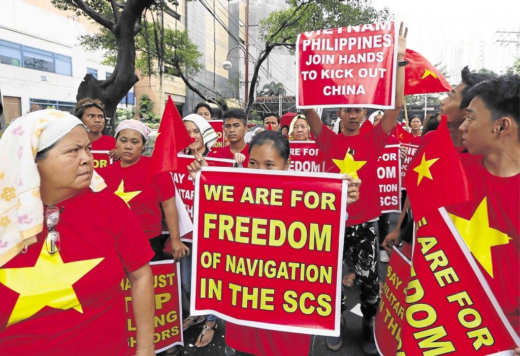 AGAINST CHINA  Filipino activists, Vietnamese and other Southeast Asian students picket the Chinese Embassy in Makati City on Thursday to protest China’s increasing assertiveness in the South China Sea. 