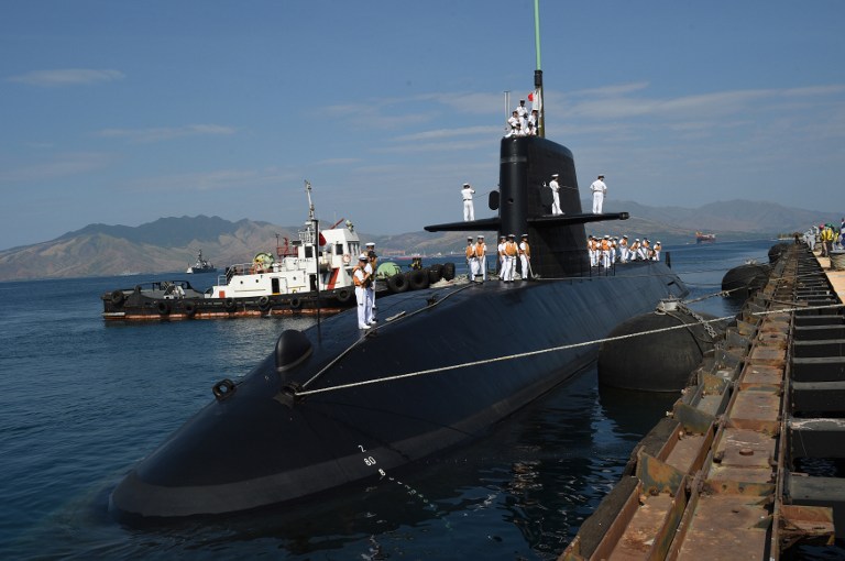 Japanese submarine Oyashio docks at a port of the former US naval base in Subic bay, on April 3, 2016. Two Japanese destroyers and a submarine docked at a Philippine port April 3, near disputed South China Sea waters, where Beijing's increasingly assertive behaviour has sparked global concern. / AFP / TED ALJIBE