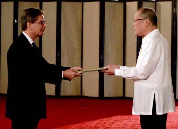 President Benigno Aquino III receives the credentials of Brazilian Ambassador Rodrigo do Amaral Souza. Photo from the Official Gazette.