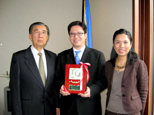 In this 2009 photo, then Philippine Ambassador to Japan Domingo Siazon Jr. (left) poses with then Vice-Consul Christian de Jesus (center) and Consul Maria Anna de Vera of the Cultural Section at the Embassy. (Photo from the website of the Philippine Embassy in Tokyo, Japan, http://tokyo.philembassy.net/