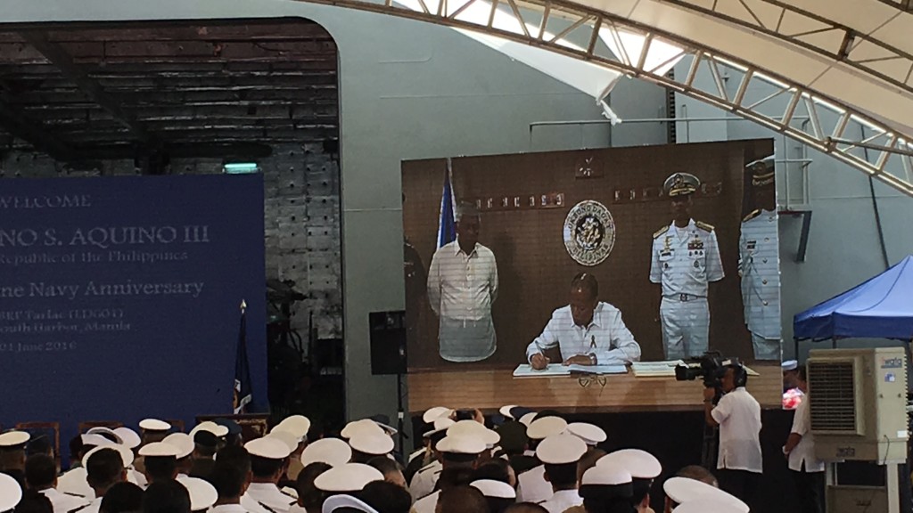 President Aquino, also referred to in the Navy as "Ang Republika ng Pilipinas" to emphasize the position of the President and Commander in Chief as the leader of the republic, was the first dignitary to sign the guest book of the BRP Tarlac, the largest ship in the Philippine Navy fleet. (Photo by Nikko Dizon)