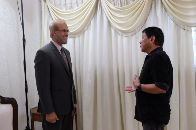 President-elect Rodrigo Duterte meets with Pakistan's ambassador to the Philippines Safdar Hayat. SCREENGRAB FROM RTVM