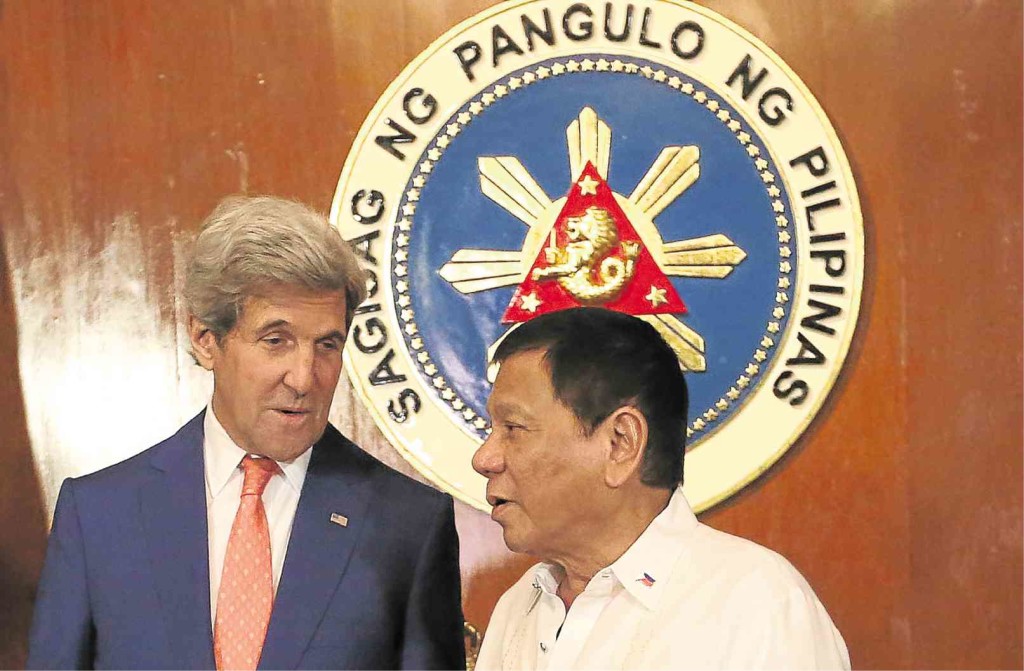 KERRY’S COURTESY CALL US Secretary of State John Kerry pays a visit to President Duterte in Malacañang. Kerry supports China’s call for bilateral talks with the Philippines after an international court ruled that China’s claim over almost all of the South China Sea was illegal. JOAN BONDOC 