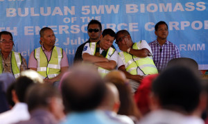 President Rodrigo Duterte listens to ex-mayor Jong Mangudadatu as he speaks Friday afternoon (July 22, 2016) durng the inspection of the 5MW Biomass Power Plant of the Green Earth Energource Corporation in Buluan town in Maguindanao. (Photo by Jeoffrey Maitem/INQUIRER MAGUINDANAO)