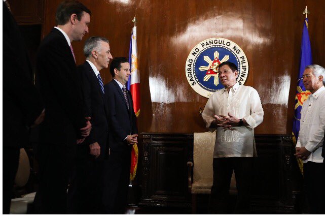 President Rodrigo Duterte welcomes the US delegation led by Ambassador to the Philippines Philip Goldberg in Malacañang. PHOTO FROM PRESIDENTIAL PHOTOGRAPHERS DIVISION