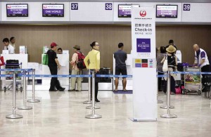 Immigration counter at the Ninoy Aquino International  Airport (INQUIRER FILE PHOTO/JOAN BONDOC)