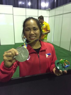 SILVER IN RIO: Weightlifter Hidilyn Diaz shows off her silver medal in the 2016 Rio Olympics, ending the Philippines' 20-year medal drought. (Photo by TED S. MELENDRES/INQUIRER)