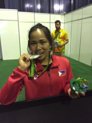 Weightlifter Hidilyn Diaz shows off her silver medal at the Rio Olympics, the Philippines first in the 2016 Olympics and also the country's first in 20 years. (PHOTO BY TED S. MELENDRES/INQUIRER)