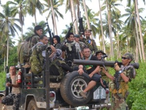 This photo taken on July 29, 2016 shows Muslim rebels from the Moro National Liberation Front (MNLF) aboard a vehicle gathering at a village as they await orders from their leader Nur Misuari in an effort to help rescue remaining hostages of the extremist Abu Sayyaf group in Kalingalang Caluang town, Sulu province in the southern region of Mindanao. Philippine President Rodrigo Duterte has said he wants to meet Misuari to forge peace with Muslim rebels. / AFP PHOTO / STR