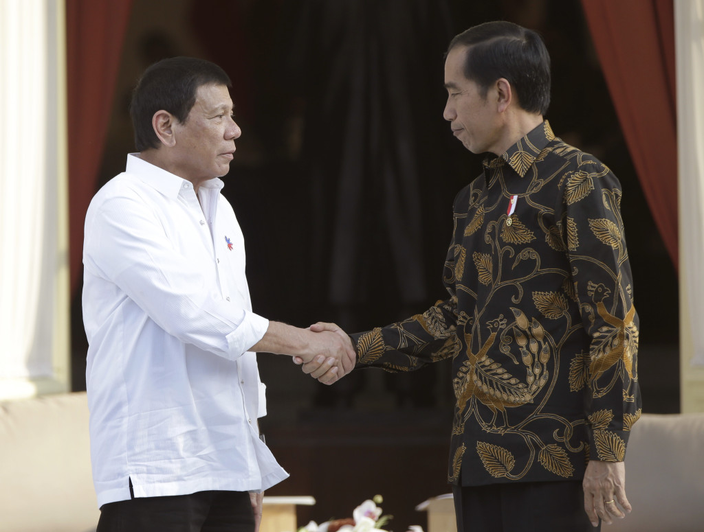 Philippine President Rodrigo Duterte, left, shake hands with his Indonesian counterpart Joko Widodo during their meeting at Merdeka Palace in Jakarta, Indonesia, Friday, Sept. 9, 2016. Duterte is currently on a two-day visit to the country. (AP Photo/Dita Alangkara)