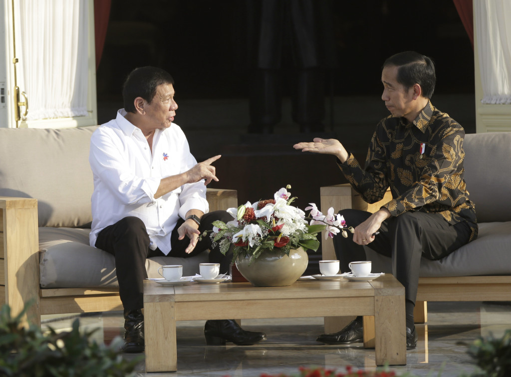 Philippine President Rodrigo Duterte, left, talks with his Indonesian counterpart Joko Widodo during their meeting at Merdeka Palace in Jakarta, Indonesia, Friday, Sept. 9, 2016. AP PHOTO