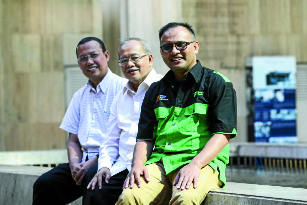 NEWSPAPER DRIVE Ramon Magsaysay Awardees (from right) Dompet Dhuafa’s president-philantrophy Imam Rulyawan, chair Ismail Agus Said and president Juwaini from Indonesia pose for a photograph on Aug. 30. LYN RILLON
