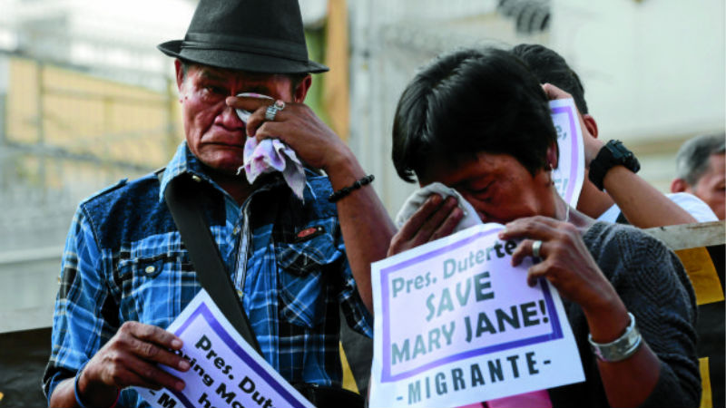 PARENTS’ PLEA Cesar and Celia Veloso appeal to President Duterte to help save their daughter, Mary Jane, who is on death row in Indonesia for smuggling heroin in 2010, during a candle-lighting event in  Manila. GRIG C. MONTEGRANDE