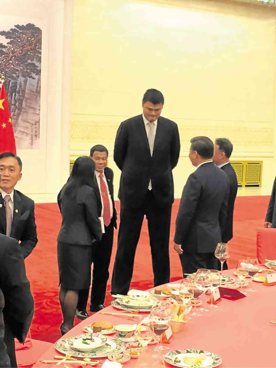 COURTING A GIANT  President Duterte and Chinese President Xi Jinping (second from right) share a light moment with retired basketball superstar Yao Ming at the state banquet held at the Golden Hall of the Great Hall of the People in Beijing on Thursday night . CONTRIBUTED PHOTO