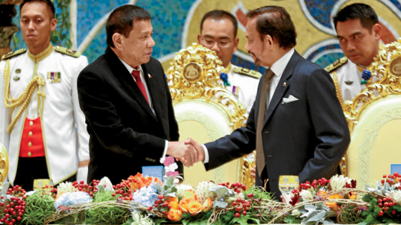 STATE BANQUET President Duterte and Brunei SultanHassanal Bolkiah reaffirm their commitment to further strengthen ties between their two countries during a state banquet. —MALACAÑANGPHOTO