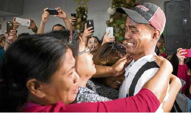 Arnel Balbero reunitedwith his family.—AFP