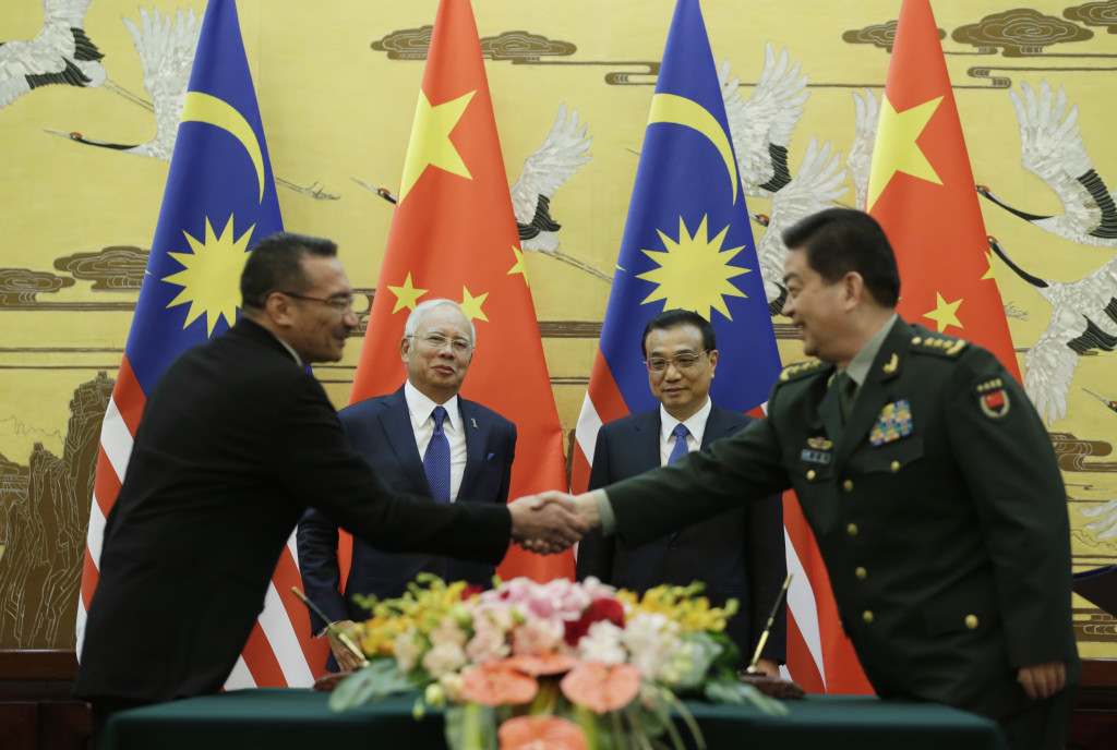 Malaysia's Prime Minister Najib Razak, center left, and China's Premier Li Keqiang, center right, attend a signing ceremony following their meeting at the Great Hall of the People in Beijing Tuesday, Nov. 1, 2016. AP