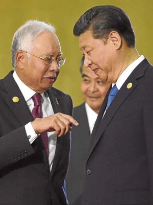 REUNION Malaysia’s Prime Minister Najib Razak (left) starts a seven-day official visit to China where he is expected to sign a defense deal with Chinese President Xi Jinping, whom he met a year ago at the Asia-Pacific Economic Cooperation Summit in Manila. —AP