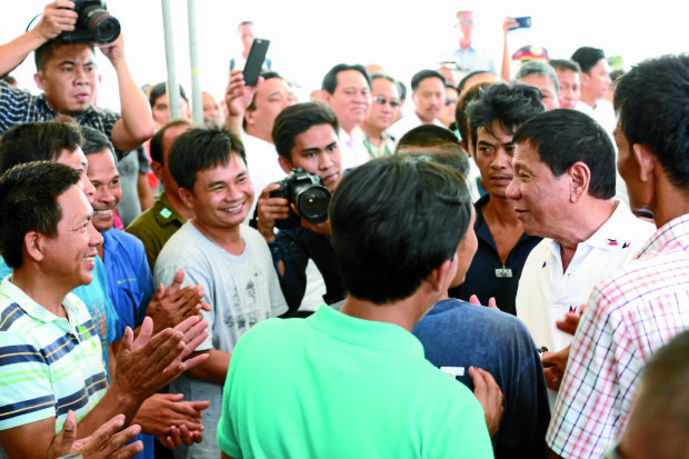 FAREWELL CHAT President Duterte bids farewell to 17 Vietnamese fishermenwho were caught fishing off Ilocos Sur province after charges of poaching against them were dismissed by the provincial prosecutor. —JOAN BONDOC