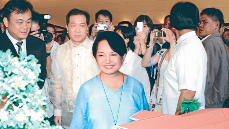  Macau-based gambling tycoon Jack Lam (left), is shown in this 2006 photo with then President Gloria Macapagal-Arroyo as he presented a scale model of his P2.5-billion Fontana Leisure Parks project.  Lam has reportedly left the country forHong Kong. —INQUIRER PHOTO 