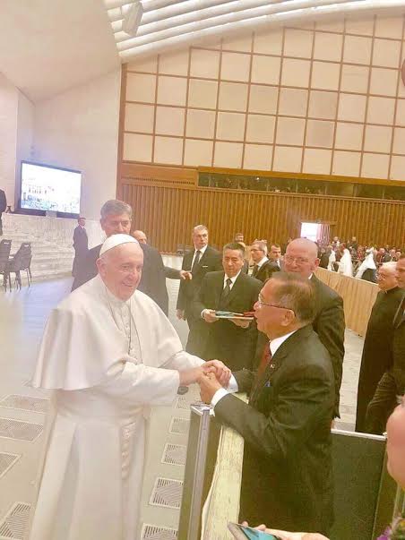 Pope Francis shakes hands with chief government peace negotiator Jesus Dureza on Jan. 18, 2017, at the Vatican in Rome, Italy.  Dureza handed to the Pontiff a letter of respect and thanks from President Duterte. (Photo from the Facebook page of Mr. Dureza)