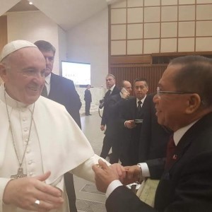 Pope Francis welcomes chief government peace negotiator Jesus Dureza at the Vatican on Jan. 18, 2017.  Dureza delivered President Duterte's letter of  thanks and respect to the Pontiff, who visited the Philippines in Januaryf 2015 to express solidarity with the victims of Supertyphoon Yolanda. (Photo from the Facebook page of Mr. Dureza)