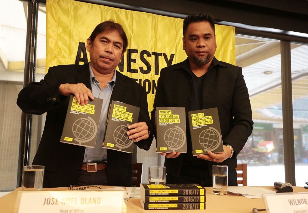 AMNESTY REPORT Jose Noel Olano (left) and Wilnor Papa of Amnesty International Philippines present the human rights records of 159 countries to journalists. —GRIG C. MONTEGRANDE