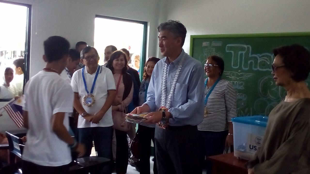 US Ambassador to the Philippines Sung Kim  accepts letters of gratitude from the students of the Anahawan National High School for the six classrooms donated by the US government as  part of its assistance to Leyte in the aftermath of Super typhoon ‘Yolanda’(international name: Haiyan) in 2013. (PHOTO BY JOEY GABIETA / INQUIRER VISAYAS) 