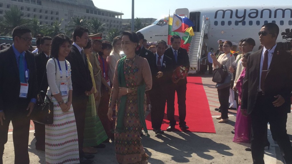 Myanmar state counselor Aung San Suu Kyi arrives in the Philippines. MARC JAYSON CAYABYAB/INQUIRER.net