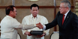 President Rodrigo Duterte accepts the signed Memorandum of Understanding from Department of Agriculture Secretary Emmanuel Piñol and Trade and Industry Secretary Ramon Lopez after the signing ceremony at the Rizal Hall in Malacañan Palace on March 7, 2017. TOTO LOZANO/ Presidential Photo