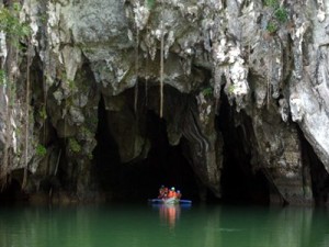 Tourists on boats enter the Puerto Princesa underground river (INQUIRER FILE PHOTO)