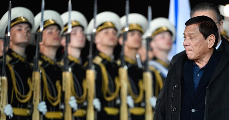 Philippine President Rodrigo Duterte reviews an honour guard upon his arrival at Moscow's Vnukovo Airport late on May 22, 2017. / AFP PHOTO / Alexander NEMENOV