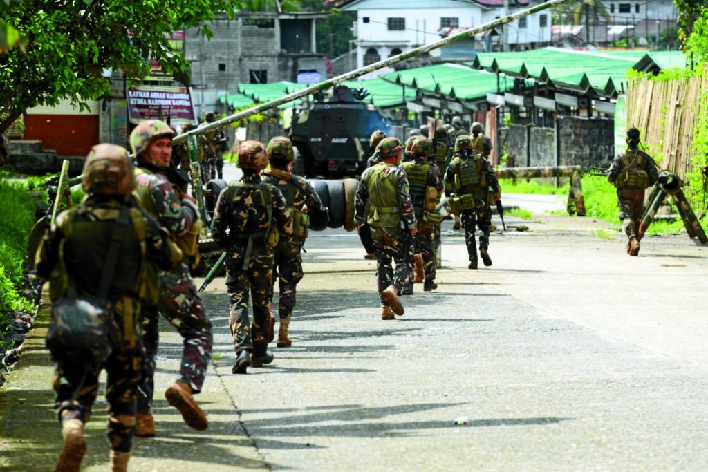 Soldiers are seen at the height of ground and air assault Wednesday against members of ISIS-inspired militants in Marawi City. JEOFFREY MAITEM/INQUIRER MINDANAO 