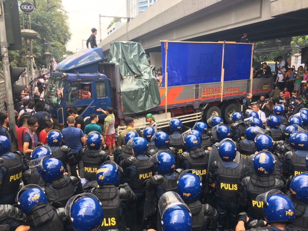 Asean Anti-riot cops block rallyists