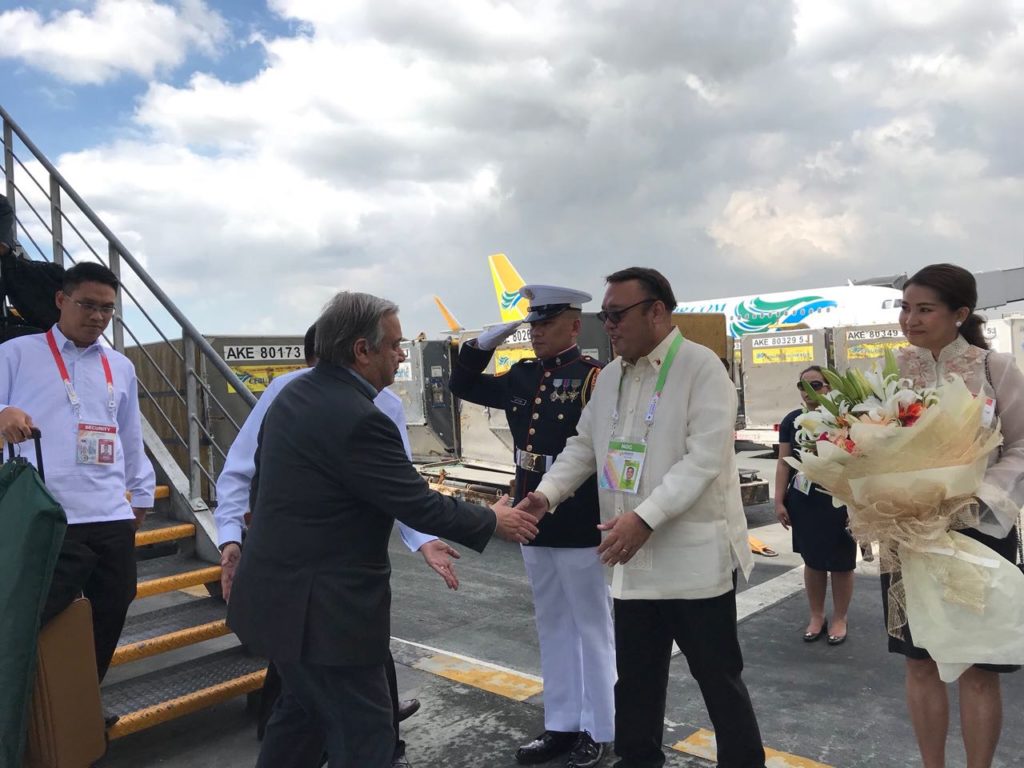 Presidential Spokesperson Harry Roque welcomes United Nations (UN) Secretary General Antonio Guterres at the Ninoy Aquino International Airport on November 12, 2016. Photo from Harry Roque's Twitter Account.