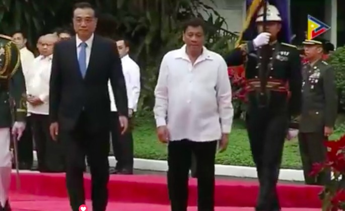 President Rodrigo Duterte welcomes Chinese Premier Li Keqiang. SCREENGRAB FROM PTV