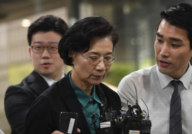 Lee Myung-hee (C), wife of Korean Air chairman Cho Yang-ho, arrives for questioning on her arrest warrant at the Seoul Central District Court in Seoul on June 4, 2018. Seoul Police announced on May 31, they were seeking an arrest warrant for matriarch Lee Myung-hee over allegations she assaulted employees. Lee faces multiple allegations of assault against drivers and housekeepers from her personal staff as well as construction workers renovating her home and building a Korean Air-affiliated hotel. / AFP PHOTO / Jung Yeon-je