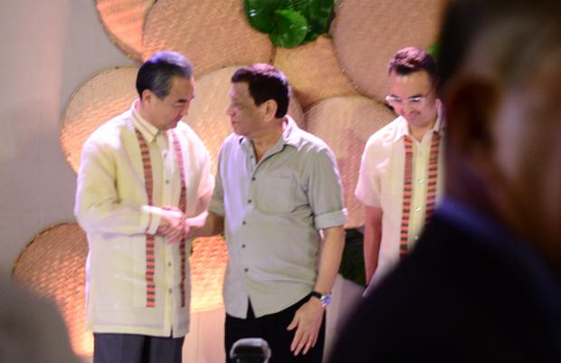 Wang Yi with Rodrigo Duterte and Alan Peter Cayetano