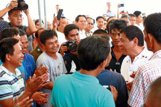 Rodrigo Duterte with Vietnamese fishermen