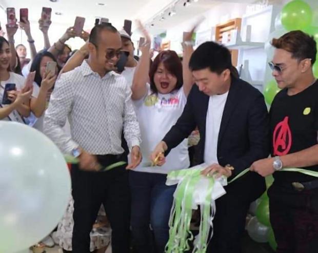 Jonathan So cuts ribbon at Taiwan branch inauguration