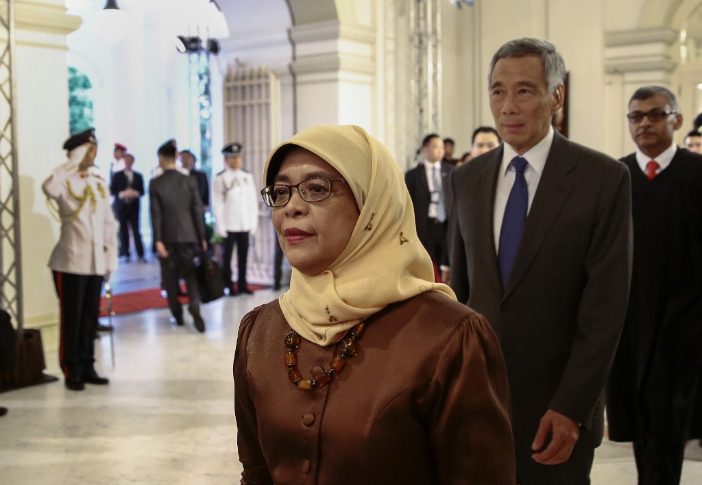 President-elect Halimah Yacob (C), Singapore Prime Minister Lee Hsien Loong (2-R) and Chief Justice Sundaresh Menon enter the state room before the presidential inauguration ceremony at the Istana Presidential Palace in Singapore September 14, 2017. (Photo by WALLACE WOON / POOL / AFP)