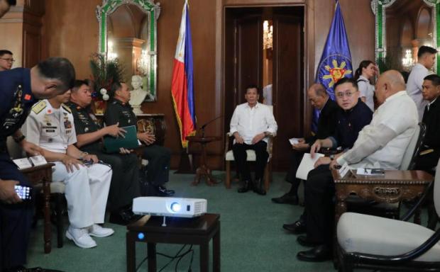 Rodrigo Duterte in emergency meeting at Palace