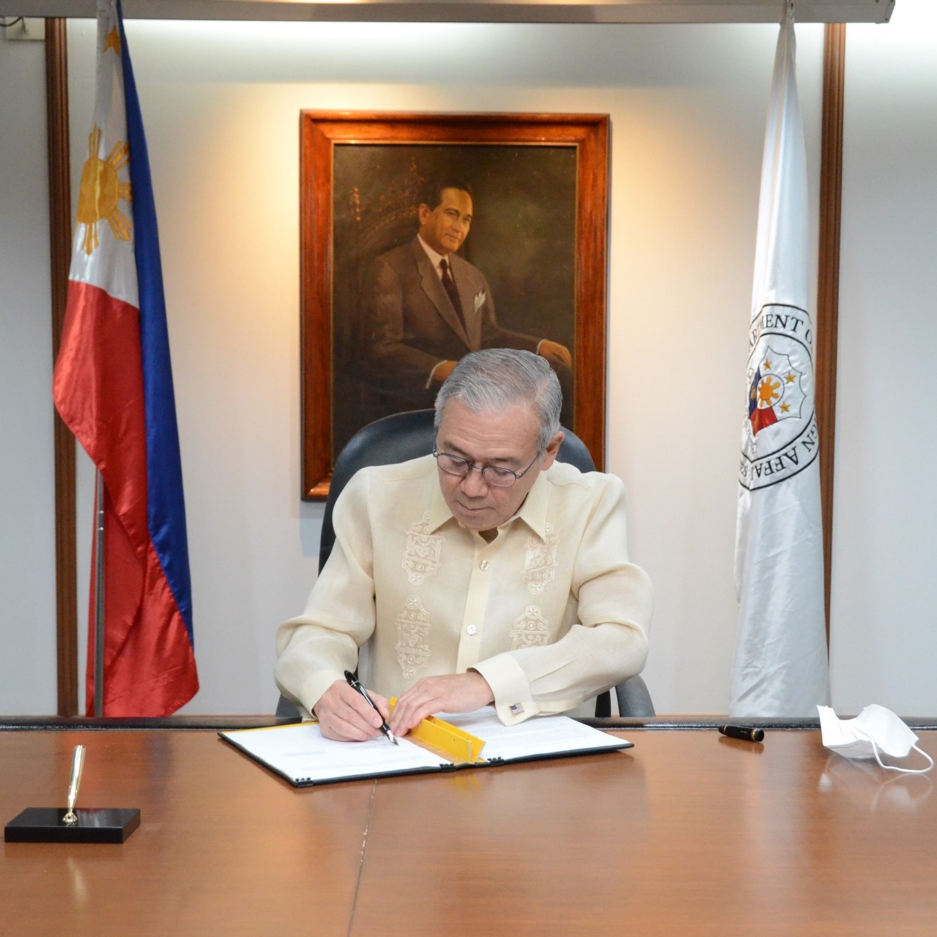 Japanese Ambassador to the Philippines Koshikawa Kazuhiko and Foreign Affairs Secretary Teodoro Locsin Jr. sign exchange of notes on the implementation of the COVID-19 Crisis Response Emergency Support from the Japanese government. Photos from the Japanese Embassy in Manila.