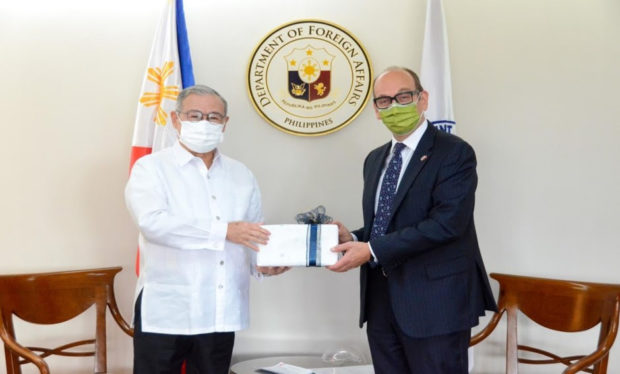 Foreign Affairs Secretary Teodoro L. Locsin, Jr. (left) and United Kingdom’s Ambassador to the Philippines Daniel Pruce (right) on 29 July 2021 at the Department of Foreign Affairs (DFA). (Photo by DFA-OPCD Philip Adrian Fernandez)