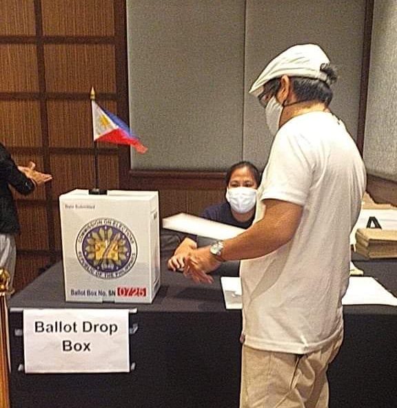 An OFW in Phuket casts his vote during the consular service